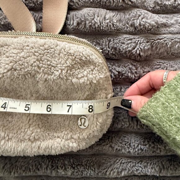 Lululemon Athletica Everywhere Belt Bag 1L Sherpa Fleece Off-White/Beige - Picture 11 of 12